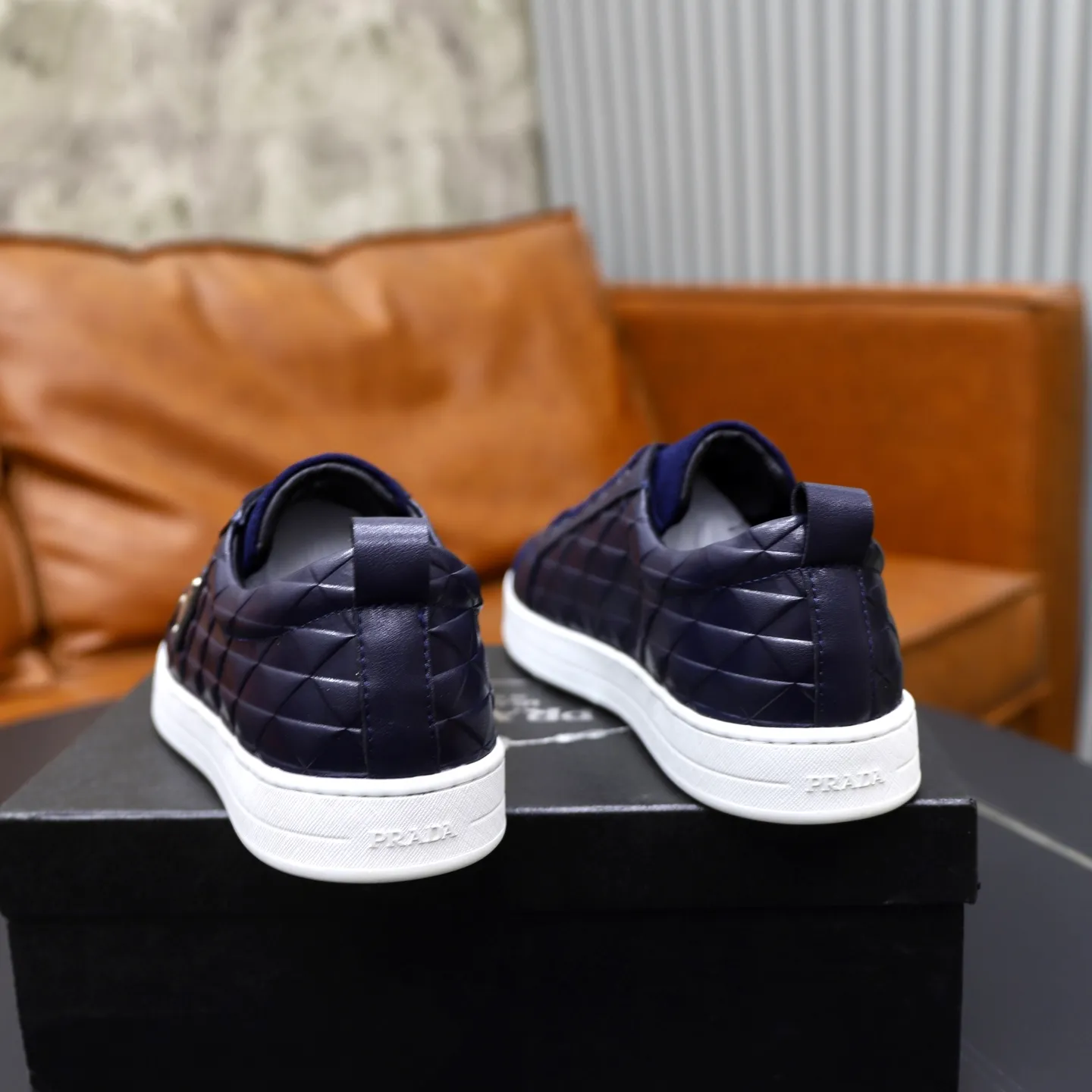 Ex-factory price: 420💰🙅‍♂️🙅‍♂️🙅‍♂️ Brand: PRADA Standard code: 38-44 (45 customized) Grade: Same as the official website Material: Original leather splicing Comfortable and breathable sheepskin lining Original wear-resistant outsole Style category: Men's fashion casual shoes Running sports shoes Distinguished luxury brand elements Top luxury Color: actual picture color